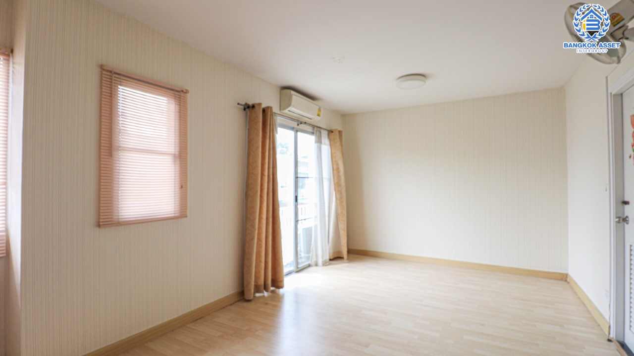 *****ทาวน์เฮ้าส์มือสองย่านวัชรพล! ม.เดอะคอนเน็ค20 วัชรพล-เพิ่มสิน ฟังก์ชันพร้อม 3 ห้องนอน 2 ห้องน้ำ จอดรถได้ 1 คัน เนื้อที่กว้าง 21 ตร.ว. บ้านสวยพร้อมเข้าอยู่ บนทำเลเชื่อมต่อถนนเพิ่มสิน ถนนสุขภิบาล5 ถนนสายไหม เข้าเมืองให้เป็นเรื่องง่ายดาย ใกล้ถนนสุขภิบาล5 และใกล้ทางด่วน ฉลองรัช